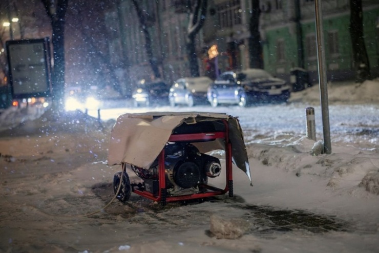 Người Kiev sử dụng máy phát điện để duy trì ánh sáng và hệ thống sưởi. Ảnh: Reuters