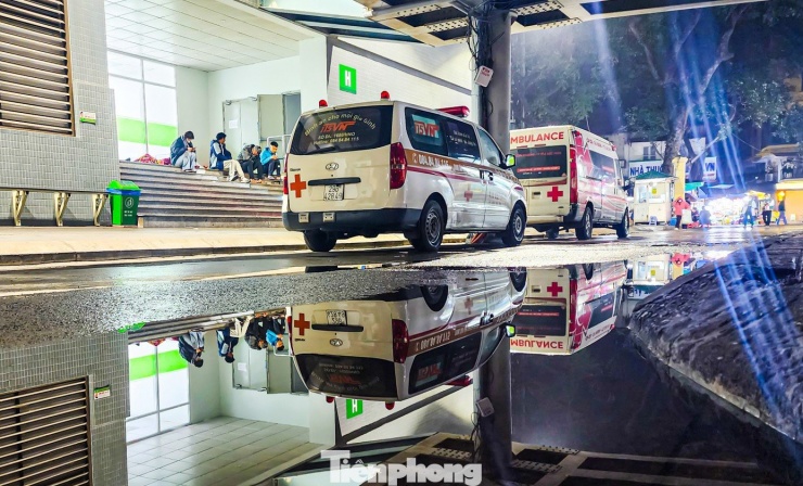 Ngủ vùi bên hành lang bệnh viện giữa giá rét Thủ đô - 1