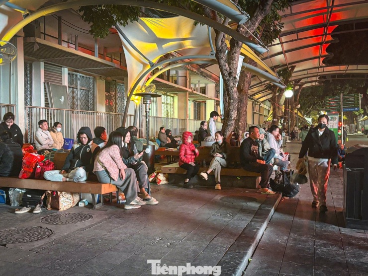 Ngủ vùi bên hành lang bệnh viện giữa giá rét Thủ đô - 2