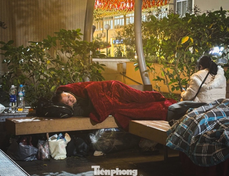 Ngủ vùi bên hành lang bệnh viện giữa giá rét Thủ đô - 4