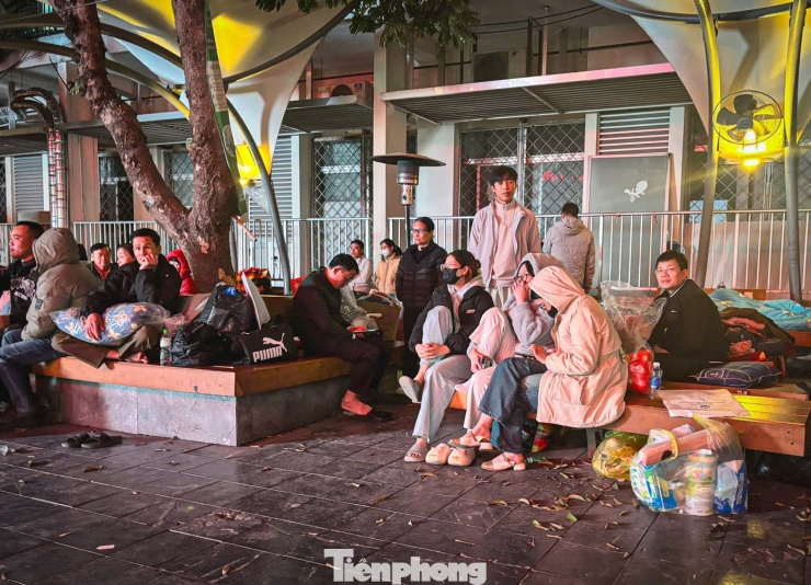 Ngủ vùi bên hành lang bệnh viện giữa giá rét Thủ đô - 5