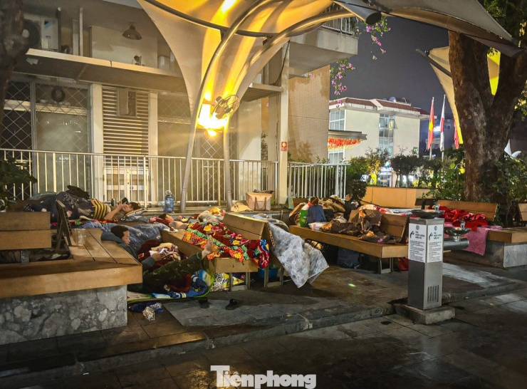 Ngủ vùi bên hành lang bệnh viện giữa giá rét Thủ đô - 3