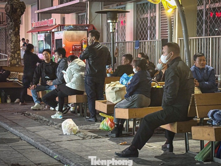 Ngủ vùi bên hành lang bệnh viện giữa giá rét Thủ đô - 7