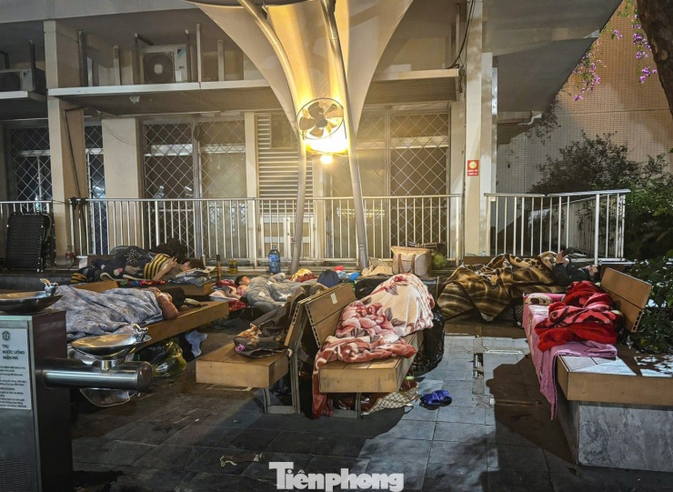 Ngủ vùi bên hành lang bệnh viện giữa giá rét Thủ đô - 6