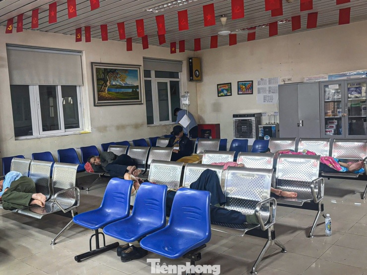 Ngủ vùi bên hành lang bệnh viện giữa giá rét Thủ đô - 8