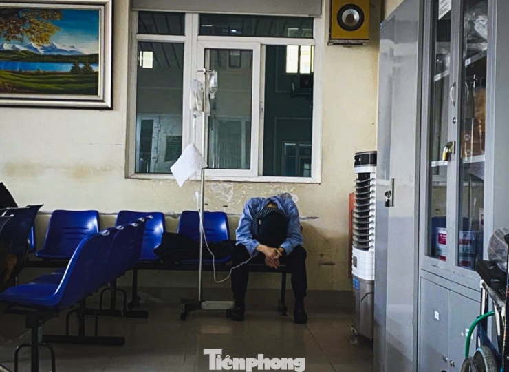 Ngủ vùi bên hành lang bệnh viện giữa giá rét Thủ đô - 10