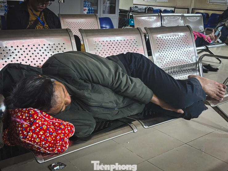Ngủ vùi bên hành lang bệnh viện giữa giá rét Thủ đô - 11