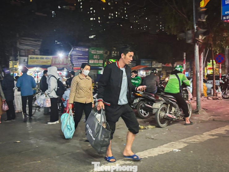 Ngủ vùi bên hành lang bệnh viện giữa giá rét Thủ đô - 12