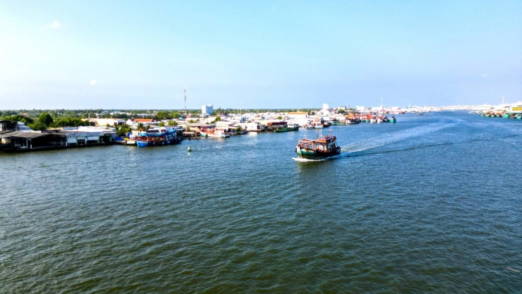 Những khoang tàu đầy cá, những nụ cười rạng rỡ trên gương mặt ngư dân nơi cửa biển Cà Mau đã cho thấy một mùa biển cuối năm đầy hy vọng, ấm áp hơn sau những ngày lênh đênh trên sóng nước.