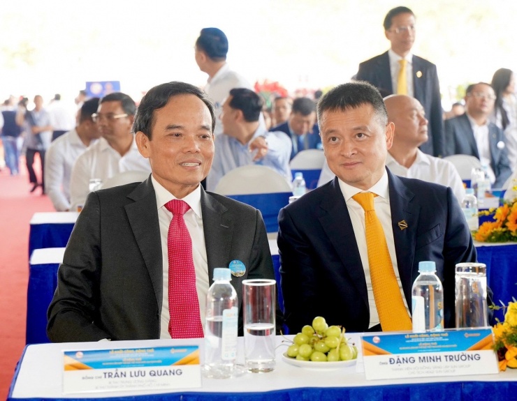 Ông Trần Lưu Quang, Bí thư Thành ủy TPHCM và ông Đặng Minh Trường, Chủ tịch Hội đồng quản trị Tập đoàn Sun Group tham dự lễ khởi công.