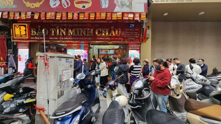 Tình cảnh xếp hàng mua vàng lại tái diễn khi giá vàng hôm nay điều chỉnh giảm 1 nhịp. Ảnh: Thái Nguyễn