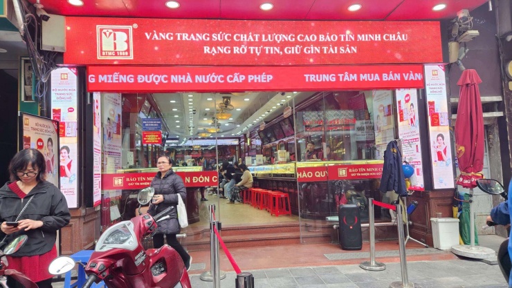 Người mua vàng hôm nay đông hơn khiến cửa hàng giảm số lượng bán.&nbsp;Ảnh: Thái Nguyễn