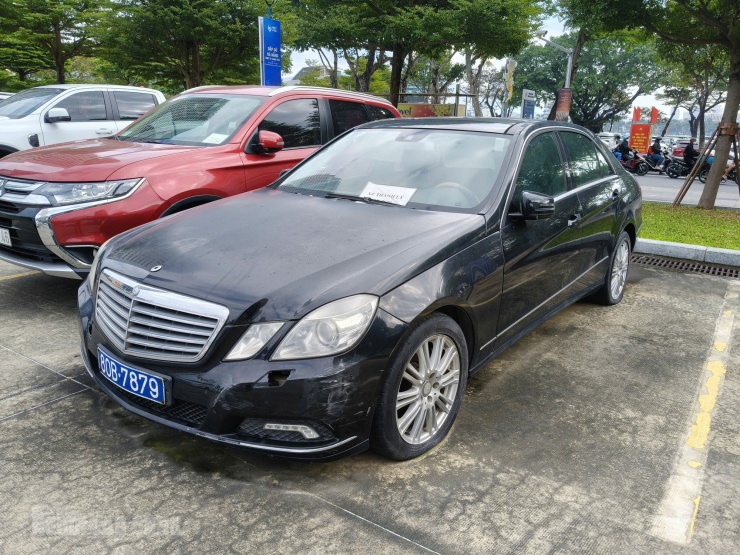 Mercedes-Benz E300 nằm trong lô xe công mà TP Đà Nẵng đang tổ chức đấu giá