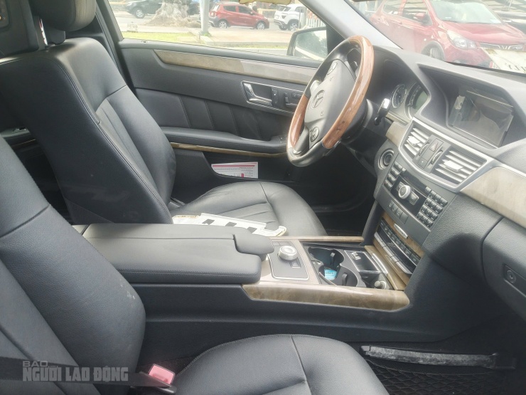 Bên trong chiếc Mercedes-Benz E300