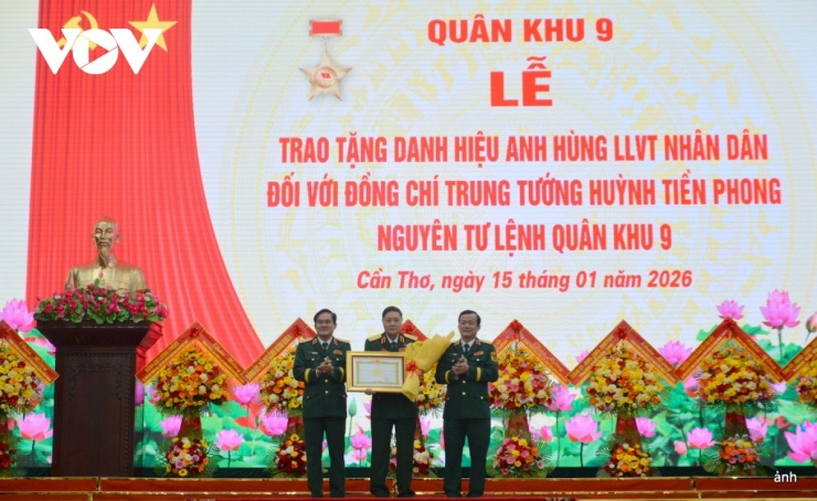 Trao tặng danh hiệu Anh hùng Lực lượng vũ trang nhân dân cho Trung tướng Huỳnh Tiền Phong.
