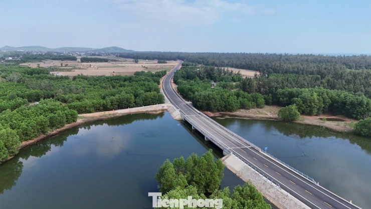 Đoạn tuyến sắp thông xe có chiều dài hơn 7km (từ km 69+140 đến km 76+230), có tổng mức đầu tư 152 tỷ đồng. Đây là một phần của dự án đường ven biển Dung Quất - Sa Huỳnh giai đoạn IIB, có tổng vốn đầu tư gần 900 tỷ đồng.