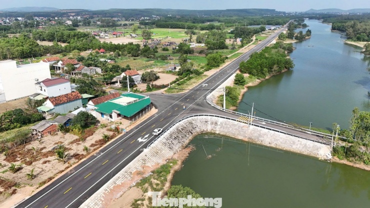 Tuyến đường được đầu tư xây dựng mới hoàn toàn, chạy song song với Quốc lộ 1 về phía Đông, nối khu vực xã Lân Phong và Mỏ Cày.