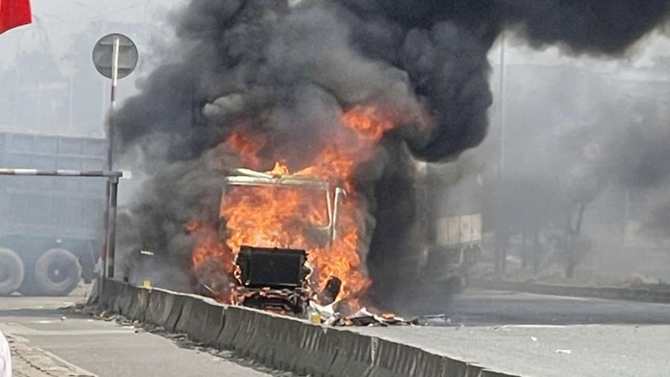 Ngọn lửa bùng phát dữ dội bao trùm toàn bộ phần đầu xe container. Ảnh: A.X