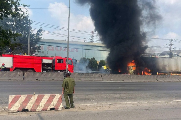 Lực lượng chức năng phân luồng giao thông và khống chế đám cháy. Ảnh: A.X