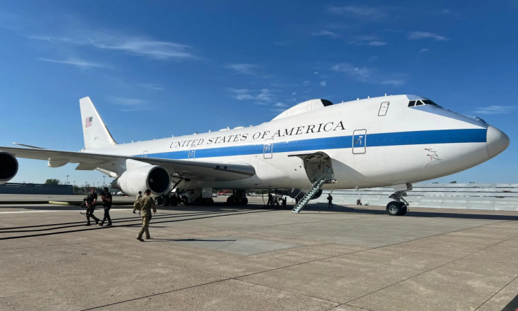 Máy bay E-4B Nightwatch xuất hiện tại Los Angeles tối 8/1. Video: YouTube/Airline Videos