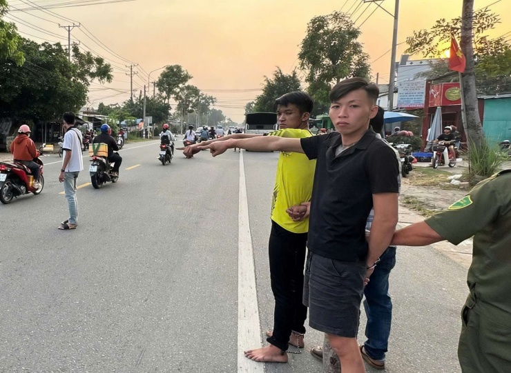 Hai nghi phạm cướp giật làm nạn nhân té xe tử vong bị bắt được đưa đến hiện trường. Ảnh: Chinh Hoàng