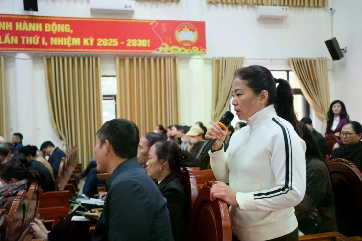 Các tiểu thương đưa ra những thắc mắc để cơ quan chức năng giải đáp tại buổi đối thoại.