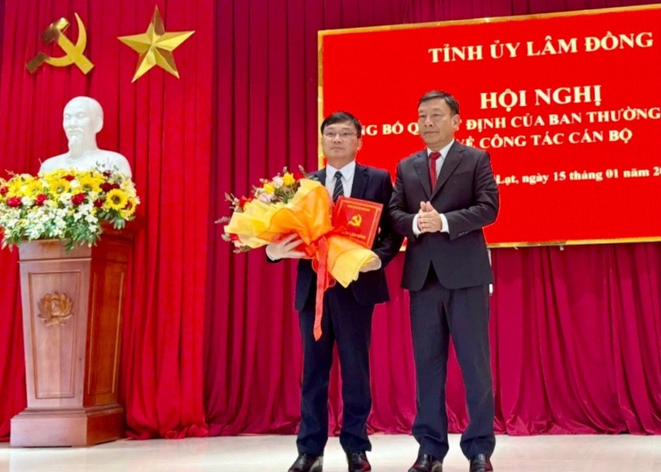 Ông Bùi Thắng (bìa phải) - Phó Bí thư Tỉnh ủy Lâm Đồng, trao quyết định cho ông Nguyễn Hoàng Phúc.