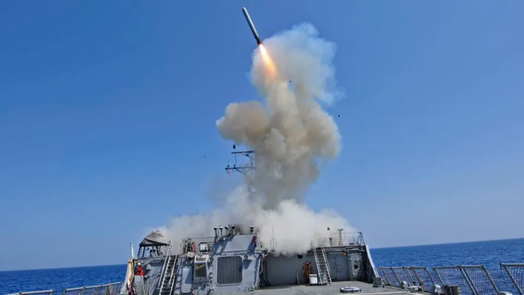 Tàu khu trục mang tên lửa dẫn đường USS Barry phóng tên lửa hành trình Tomahawk từ mũi tàu trên biển Địa Trung Hải. Ảnh Ho New/Reuters