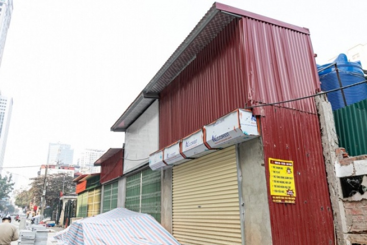 Cận cảnh loạt nhà 'siêu mỏng, siêu méo' trên đường đang mở rộng ở Hà Nội