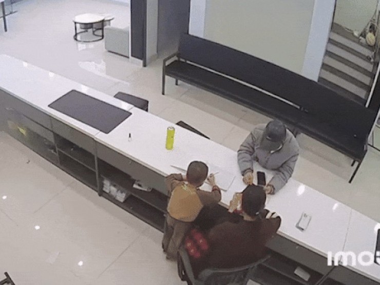 VIDEO: Đấm mạnh vào mặt nữ chủ cửa hàng, cướp điện thoại bỏ chạy