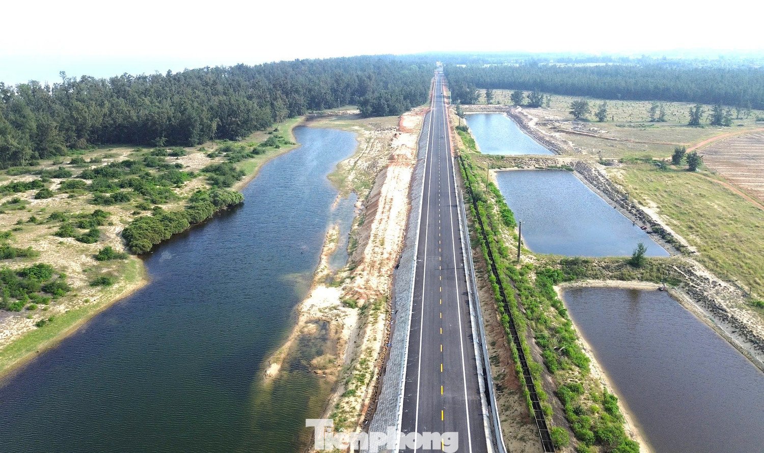 Dự án được Chủ tịch UBND tỉnh Quảng Ngãi phê duyệt năm 2022, triển khai trong giai đoạn 2022 - 2025. Đầu tư kết nối các đoạn tuyến đường ven biển đang xây dựng theo trục Bắc - Nam.