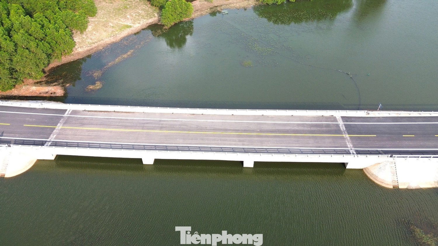 Trên nền cát trắng, rừng dương xanh, mặt đường bê tông nhựa trải dài, các hạng mục còn lại đang được khẩn trương hoàn thiện những bước cuối cùng để chuẩn bị nghiệm thu, đưa vào khai thác.