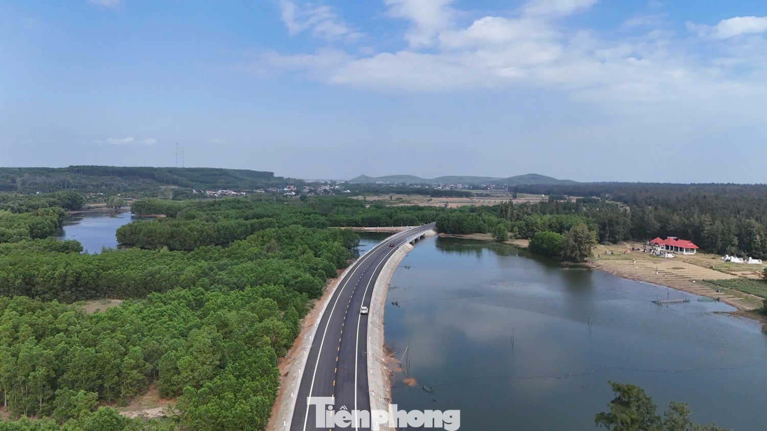 Từ trên cao nhìn xuống, con đường như một “dải lụa” vắt ngang màu xanh của rừng dương.