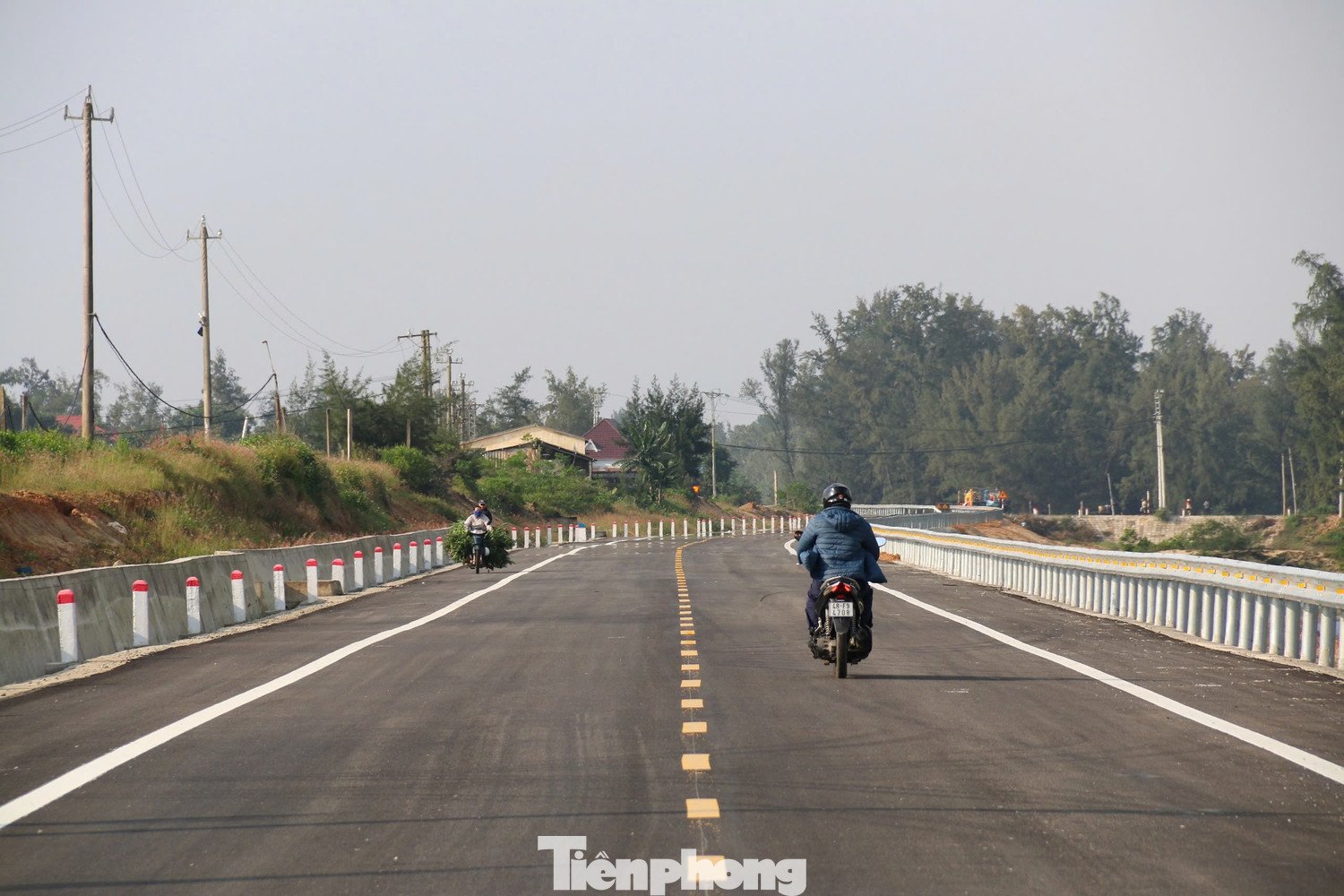 Theo ông Trần Hoàng Vĩnh - Giám đốc Ban Quản lý dự án đầu tư xây dựng các công trình giao thông tỉnh Quảng Ngãi, đơn vị đang tiếp tục phối hợp với các địa phương tháo gỡ vướng mắc về mặt bằng, nỗ lực nối thông các đoạn tuyến ven biển đang triển khai và từng bước đầu tư kéo dài tuyến về phía nam, hoàn thiện hạ tầng phục vụ người dân và phát triển kinh tế xã hội địa phương.