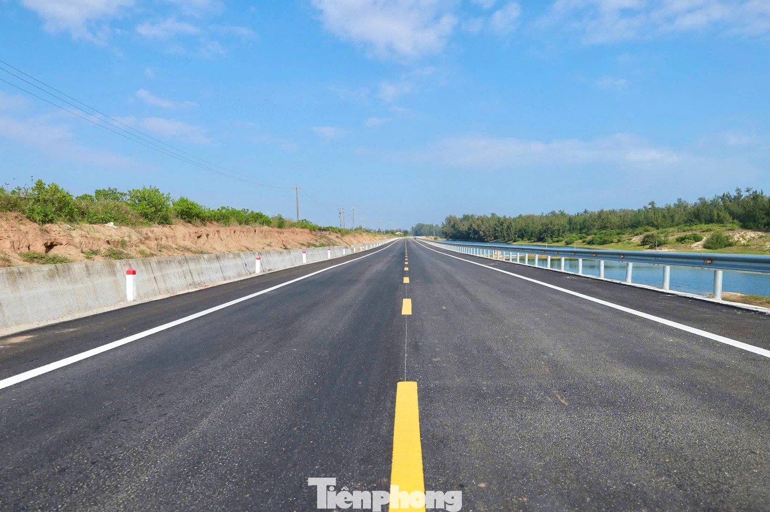 Theo ông Trần Hoàng Vĩnh - Giám đốc Ban Quản lý dự án đầu tư xây dựng các công trình giao thông tỉnh Quảng Ngãi, đơn vị đang tiếp tục phối hợp với các địa phương tháo gỡ vướng mắc về mặt bằng, nỗ lực nối thông các đoạn tuyến ven biển đang triển khai và từng bước đầu tư kéo dài tuyến về phía nam, hoàn thiện hạ tầng phục vụ người dân và phát triển kinh tế xã hội địa phương.