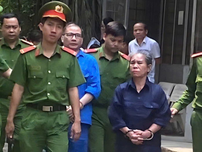 Hai bị cáo được áp giải sau phiên xét xử