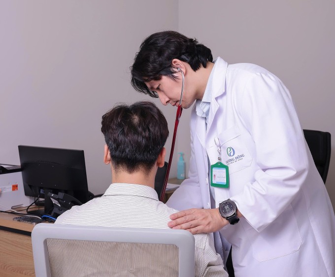 Bác sĩ thăm khám cho bệnh nhân. Ảnh: Bác sĩ cung cấp
