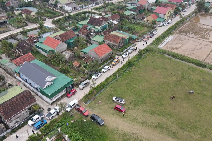 Đường vào xóm 5 Nam Lĩnh tắc nghẽn khi người dân lái ôtô về mua đất đấu giá, chiều 6/1. Ảnh: Đức Hùng