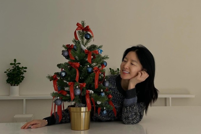 Ở tuổi 54, Lee Young Ae chú trọng vào chế độ ăn uống lành mạnh, đủ dinh dưỡng, kết hợp với thói quen tập thể dục, giữ gìn sắc vóc trẻ đẹp.