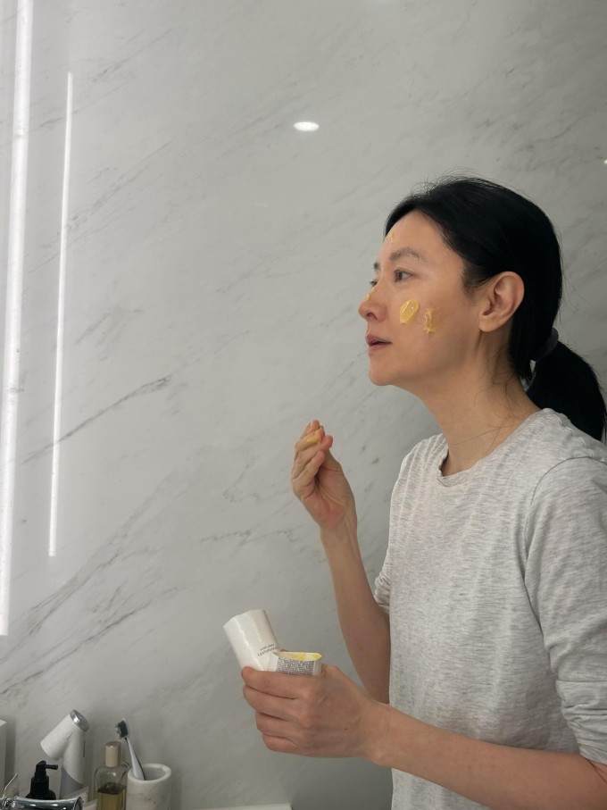 Lee Young Ae thích thoa kem dưỡng, sau đó đắp mặt nạ giấy lên vì tin cách này giúp da được cấp ẩm hiệu quả hơn.
