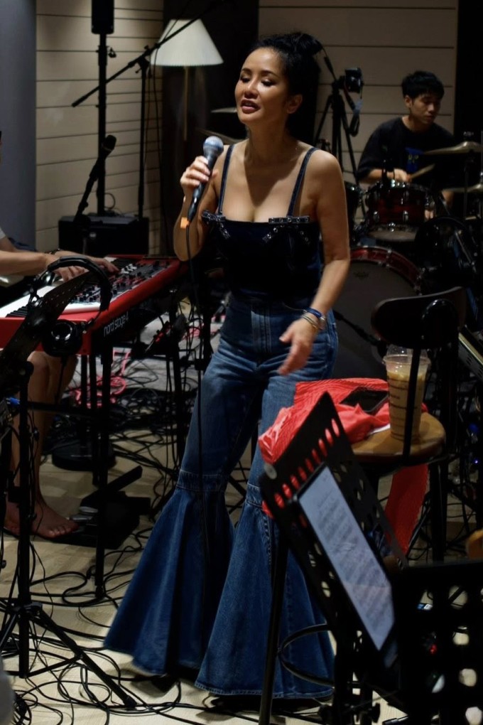 Thường ngày, ca sĩ hay xuất hiện với phong cách phóng khoáng, sexy với áo hai dây, váy xuyên thấu hoặc cắt khoét.