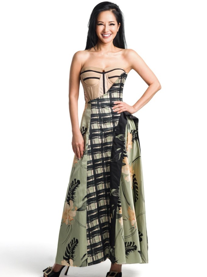 Hồng Nhung tự tin khoe bờ vai thon với váy cúp ngực khi thực hiện bộ ảnh cho một tạp chí thời trang.