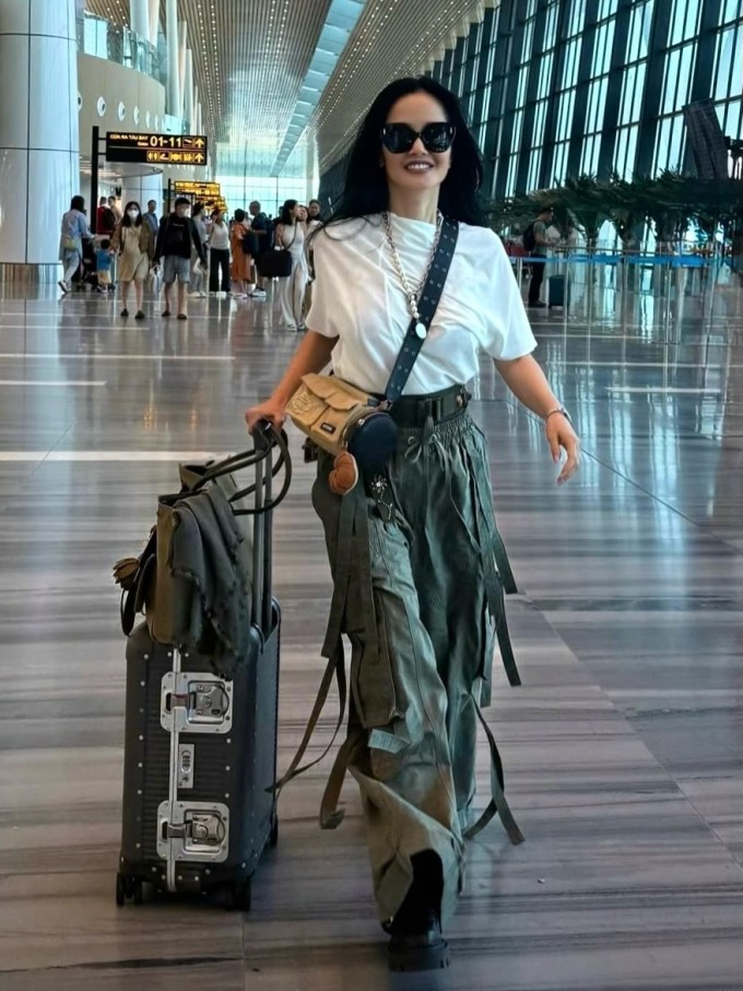 Hồng Nhung được bạn bè khen mặc đẹp trong mọi hoàn cảnh. Nữ ca sĩ cho biết luôn đầu tư trang phục chỉn chu từng chi tiết mỗi khi xuất hiện vì 'thời trang không chỉ là sở thích, còn là đam mê'.