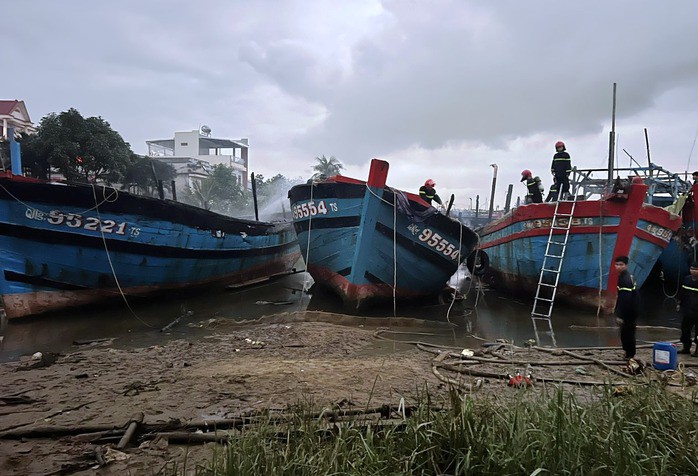 Vụ hỏa hoạn khiến 4 tàu cá bị thiệt hại nặng