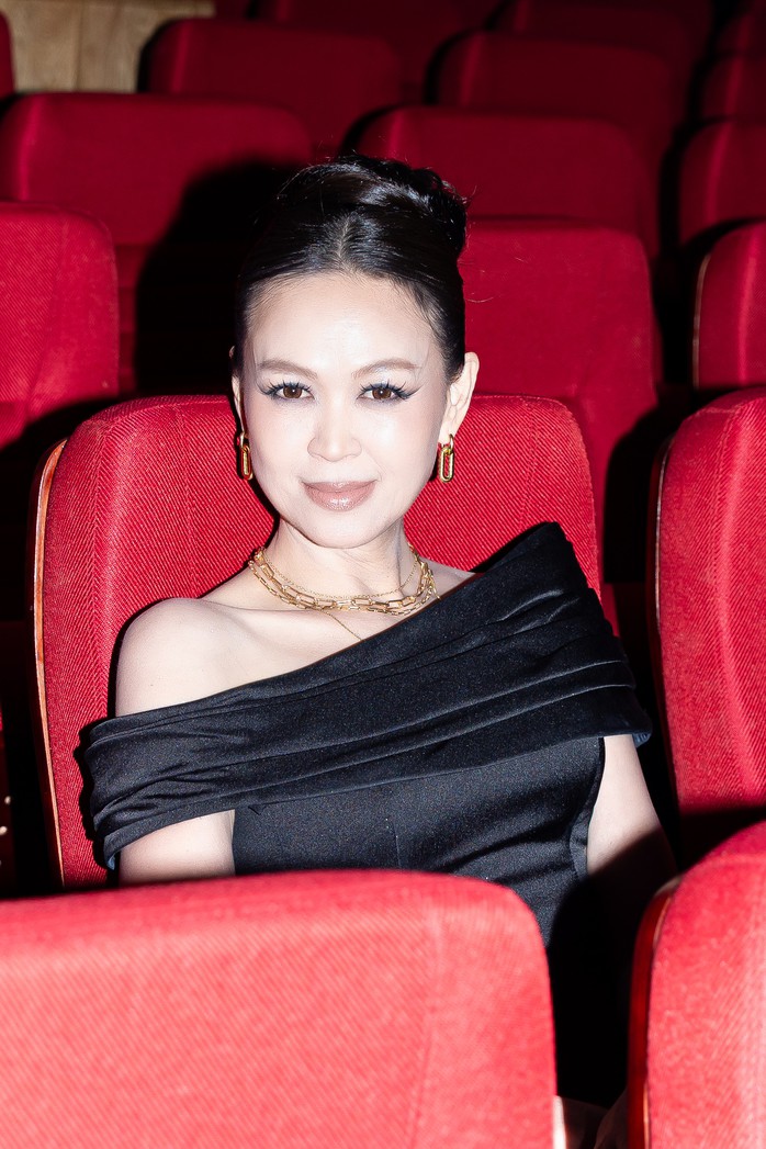 Ở tuổi U50, siêu mẫu Ngọc Nga vẫn còn đầy cuốn hút