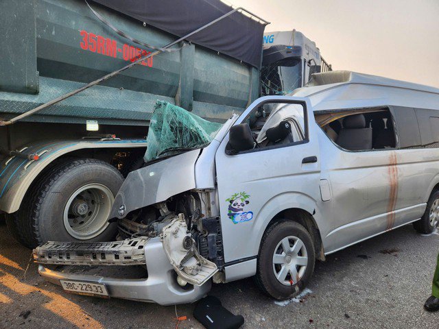 Hiện trường vụ tai nạn khiến 9 người thương vong.