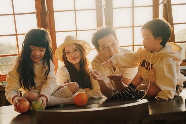 Cô nhận được tình yêu thương, chăm sóc từ chồng con rất nhiều. Đây cũng là điều khiến Nhã Phương trở nên hạnh phúc và xinh đẹp hơn.