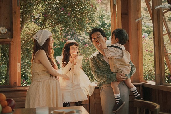 Nhã Phương và Trường Giang kết hôn vào năm 2018. Sau nhiều sóng gió trong cuộc sống gia đình cùng những thị phi showbiz, cặp đôi vẫn có một tổ ấm bình yên và hạnh phúc.