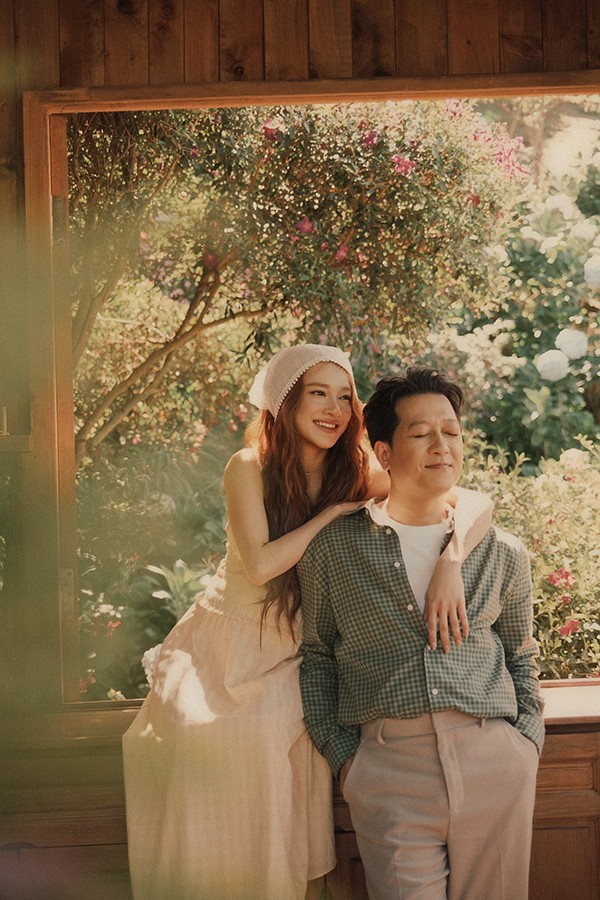 Nhã Phương từng gây chú ý khi tiết lộ Trường Giang tin tưởng giao cho cô đứng tên hầu hết các tài sản của gia đình: "Anh Giang đi ra ngoài làm vô tình thích mảnh đất nào đó chẳng hạn, ảnh biết vợ là người rất thích đứng tên, nhiều khi em không biết, ảnh kêu vợ qua đây ký tên, lúc đó em mới biết chồng mua đất. Anh Giang rất có niềm tin vào em, không bao giờ em tiêu pha bậy bạ. Giữa tụi em luôn có niềm tin rất lớn".