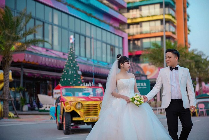 Cặp đôi Cường và Hiếu rạng rỡ trong ngày chụp ảnh cưới nhưng lễ cưới còn chưa đầy nửa tháng thì cô dâu Hồ Thị Hiếu đột ngột qua đời. (Ảnh: NVCC)